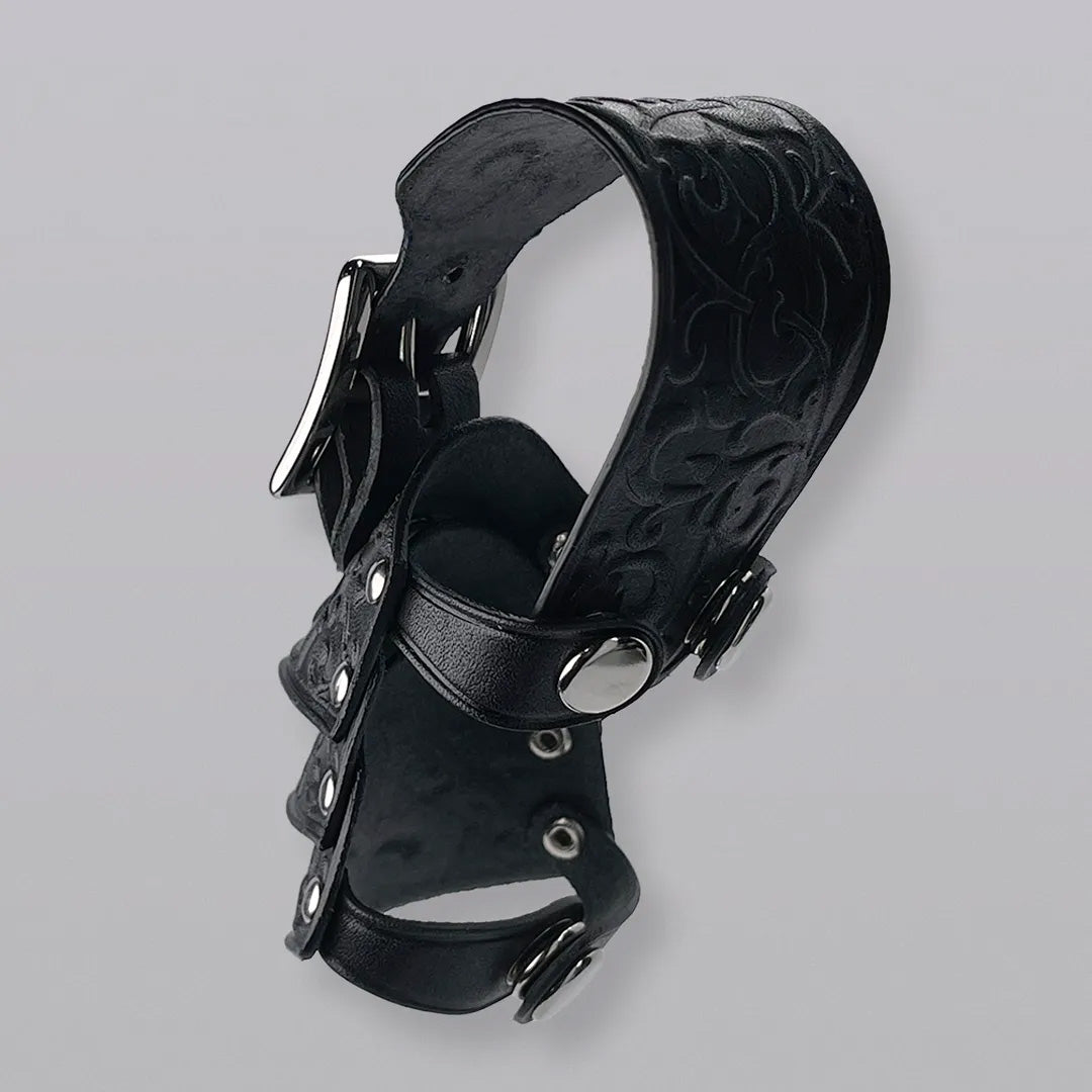 封口の襟飾りを横から。首に回すストラップと、四段の革の立ち上がり