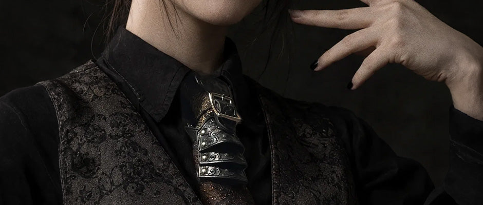 柄物のベストの女性モデルが襟元に着けたネクタイアクセサリー、封口の襟飾り。金色のバックルと段になった革